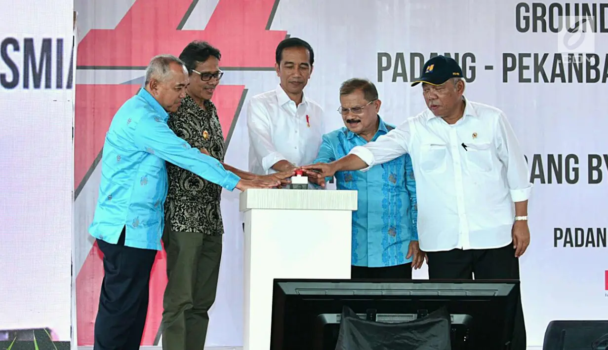 Presiden Joko Widodo menekan tombol saat peresmian pembangunan jalan tol Padang-Pekanbaru di Jalan Padang Bypass Km. 25, Kota Padang, Sumatra Barat, Jumat (9/2). Jalan tol Padang-Pekanbaru memiliki panjang 244 kilometer. (Liputan6.com/Pool/Biro Setpres)