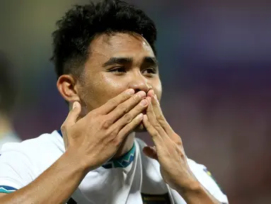 Pemain Timnas Indonesia Asnawi Mangkualam Bahar melakukan selebrasi usai mencetak gol ke gawang Vietnam dari titik penalti pada pertandingan sepak bola Grup D Piala Asia di Stadion Abdullah Bin Khalifa, Doha, Qatar, Jumat (19/1/2024). (AP Photo/Hussein Sayed)