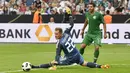 Kiper Jerman, Marc-Andre ter Stegen, gagal menghalau bola saat melawan Arab Saudi pada laga uji coba di Stadion BayArena, Jumat (8/6/2018). Jerman menang 2-1 atas Arab Saudi. (AP/Martin Meissner)