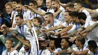 Para pemain Real Madrid merayakan gelar juara Liga Champions ke-13 usai mengalahkan Liverpool di Stadion Olimpiyskiy, Kiev, Sabtu (26/5/2018). Madrid menang 3-1 atas Liverpool. (AP/Sergei Grits)