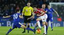 Gelandang MU, Michael Carrick, berusaha mengecoh pemain Leicester, Shinji Okazaki, pada laga Liga Premier Inggris di Stadion King Power, Inggris, Sabtu (28/11/2015). (Reuters/Eddie Keogh)