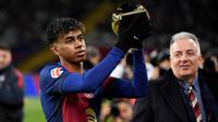 Penyerang muda Barcelona, Lamine Yamal, berhasil meraih penghargaan Golden Boy 2024, Minggu (15/12/2024) malam WIB. (AFP/Josep Lago)