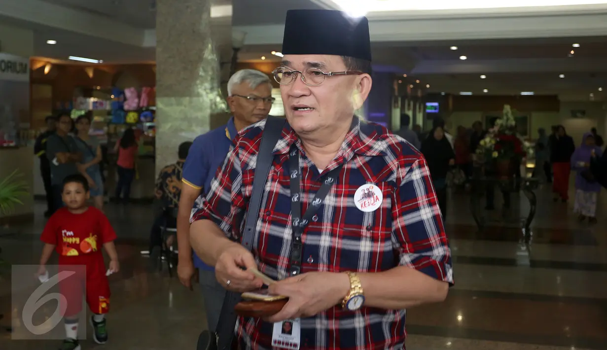 Politukus Ruhut Sitompul usai menjenguk penyidik KPK, Novel Baswedan di Rumah Sakit Mitra Keluarga Kelapa Gading, Jakarta Utara, Selasa (11/4). Novel tengah menjalani perawatan intensif di Rumah Sakit tersebut. (Liputan6.com/Johan Tallo)