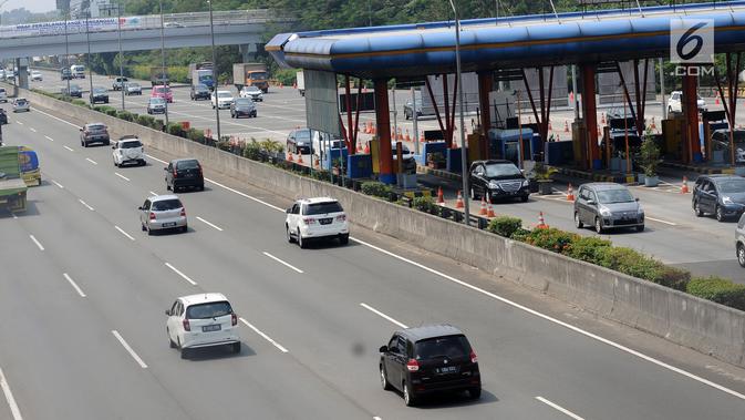 Sejumlah kendaraan melintasi kawasan gerbang tol Cibubur Utama, Jakarta, Jumat (8/9). Pasca perubahan sistem transaksi jalan tol Jagorawi menjadi sistem terbuka atau satu tarif, arus lalu lintas terlihat lebih lancar. (Liputan6.com/Helmi Fithriansyah)