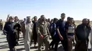 Puluhan warga berjalan saat melarikan diri setelah terjadi pertempuran antara pasukan Irak dan militas ISIS di kota Hit, provinsi Anbar, (5/4/2016). (REUTERS/Stringer)