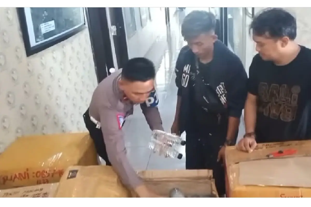 Puluhan kardus arak Bali diamankan polisi di Surabaya. (Dian Kurniawan/Liputan6.com)