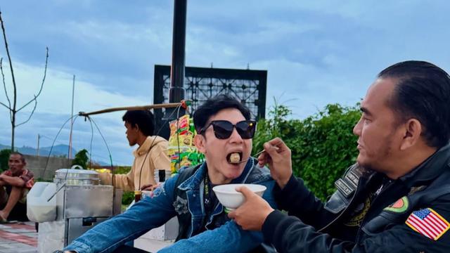 Potret Kesederhanaan Vino G. Bastian Jajan Cuanki (credit: https://www.instagram.com/vinogbastian__/)