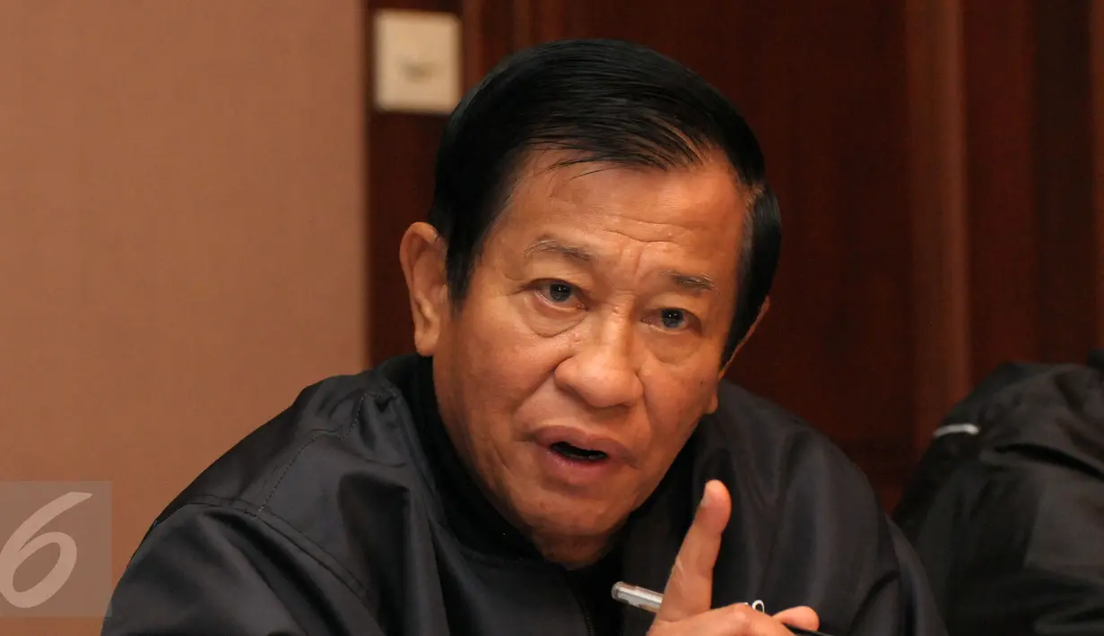 Ketua Ad-Hoc Reformasi PSSI, Agum Gumelar membacakan pernyataan sikap terkait belum tuntasnya kisruh persepakbolaan Indonesia, Jakarta, Kamis (4/2/2016). Agum berharap semua pihak mau menyelamatkan sepak bola Indonesia. (Liputan6.com/Helmi Fithriansyah)