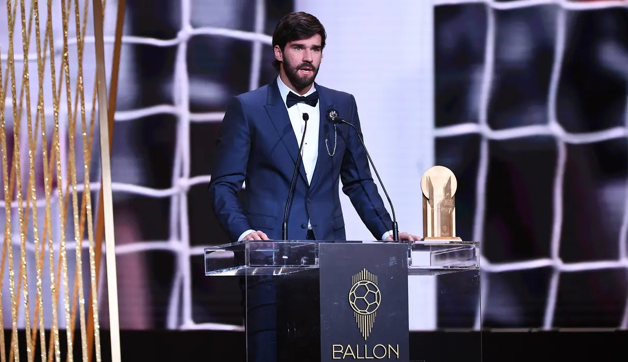 Kiper Liverpool Alisson Becker memberi sambutan saat meraih piala Yachine Trophy dalam malam penghargaan Ballon d'Or 2019 di Chatelet Theatre, Paris, Prancis, Senin (2/12/2019). Alisson diakui sebagai kiper pria terbaik di dunia oleh France Football Magazine. (FRANCK FIFE/AFP)