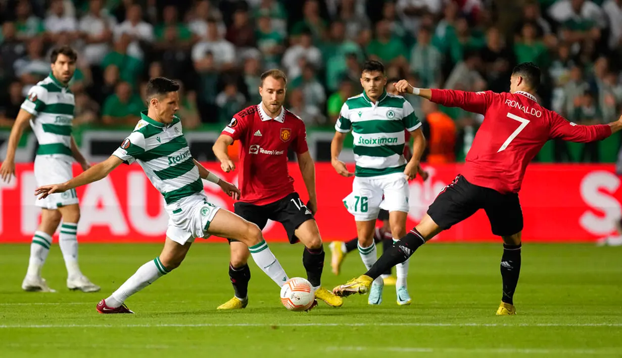 Pemain Manchester United Cristiano Ronaldo (kanan) berebut bola dengan pemain Omonia Hector Yuste (kiri) pada pertandingan sepak bola Grup E Liga Europa di Stadion GSP, Nicosia, Siprus, 6 Oktober 2022. Manchester United menang 3-2 atas Omonia. (AP Photo/Petros Karadjias)
