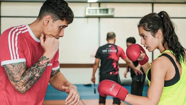 Pamer Perut Six Pack, Ini 7 Potret Pevita Pearce saat Olahraga