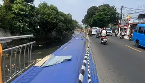 Baru Setahun Dibangun, Trotoar di Jalan Raya Sawangan Depok Ambles
