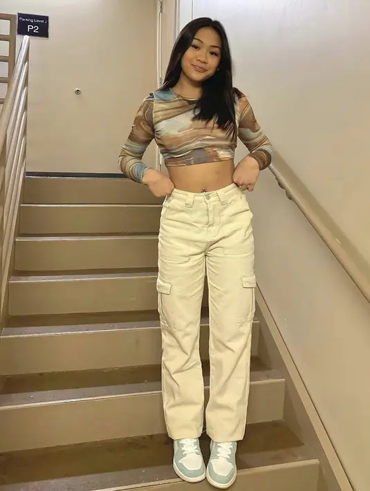 Sunisa Lee atlet senam Amerika Serikat telah memenangkan emas dalam senam all-around di Olimpiade Tokyo 2020. Kesehariannya, ia tampan mengenakan crop top dipadukan celana cargo. Instagram @sunisalee_