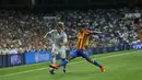 Aksi pemain Real Madrid, Luka Modric (kiri) melewati adangan pemain Valencia Jeison Murillo pada lanjutan La Liga Spanyol di Santiago Bernabeu stadium, Madrid, (27/8/2017). Real ditahan Imbang 2-2. (AP/Francisco Seco)