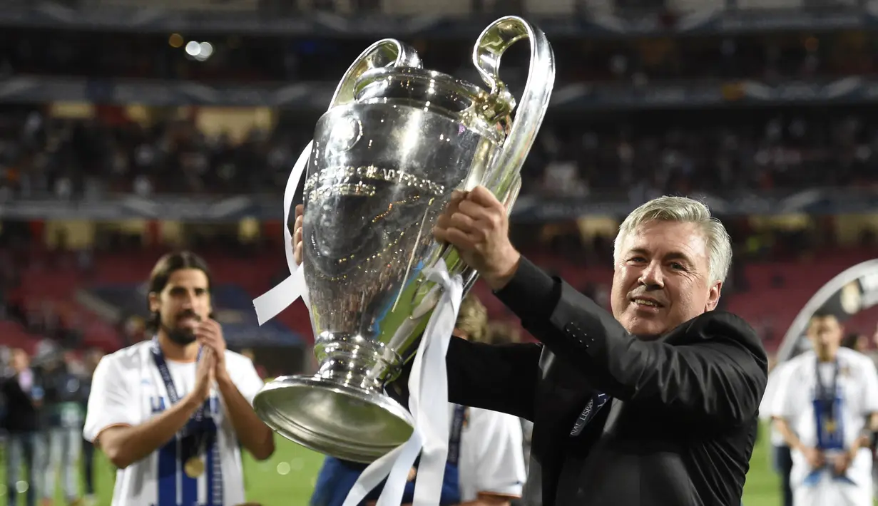 Carlo Ancelotti. Pelatih asal Italia berusia 62 tahun yang baru semusim membesut Real Madrid di periode keduanya sejak didatangkan dari Everton pada awal musim 2021/2022 ini mampu membawa AC Milan dan Real Madrid berlaga di final Liga Champions. Bersama AC Milan ia melakukannya 3 kali pada musim 2002/2003, 2004/2005 dan 2006/2007, dan mampu 2 kali menjadi juara di musim 2002/2003 dan 2006/2007. Sementara Real Madrid dibawanya 2 kali ke final, musim 2013/2014 dan 2021/2022, keduanya sukses berbuah gelar juara. (AFP/Franck Fife)