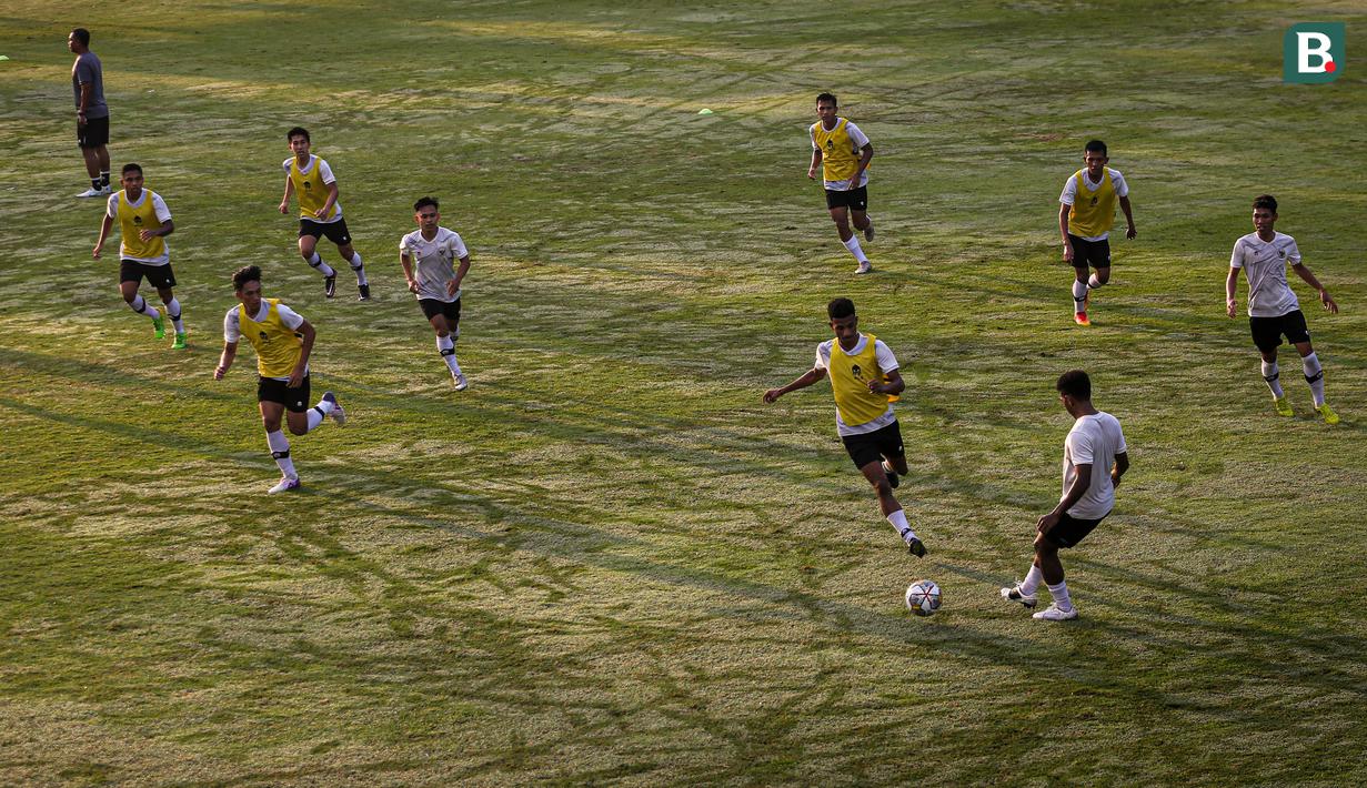 Pemain Timnas Indonesia U-22 saat melakukan pemusatan latihan untuk SEA Games 2023 di Lapangan B Kompleks Stadion Gelora Bung Karno (SUGBK), Senayan, Jakarta, Sabtu (11/03/2023). Sebanyak 17 nama pemain baru bergabung untuk menjalani pemusatan latihan gelombang kedua ini yang berlangsung dari 9-16 Maret 2023. (Bola.com/Bagaskara Lazuardi)