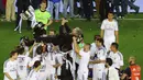 Carlo Ancelotti berhasil mempersembahkan empat trofi juara di periode pertamanya bersama Real Madrid. Yang pertama adalah trofi Copa del Rey. Real Madrid menang 2-1 atas Barcelona dalam partai final di Mestalla Stadium, 16 April 2014. (AFP/Jose Jordan)