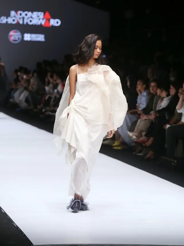 3 desainer indonesia hadirkan koleksi penuh pernyataan di panggung Jakarta Fashion Week 2019