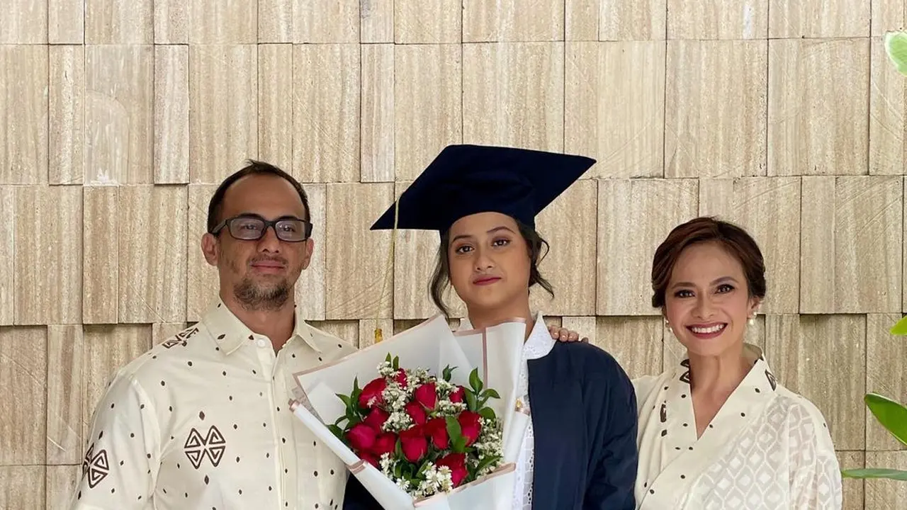 6 Potret Aiska Vairana Anak Ersa Mayori di Acara Wisuda SMA, Curi Perhatian