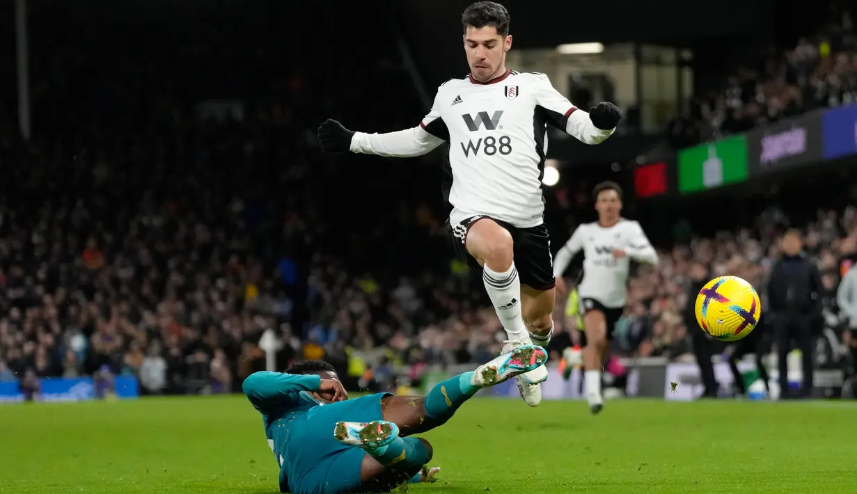 Pemain Fulham Manor Solomon (kanan) bertarung memperebutkan bola dengan pemain Wolverhampton Wanderers Nelson Semedo pada pertandingan sepak bola Liga Inggris di Stadion Craven Cottage, London, Inggris, 24 Februari 2023. Pertandingan berakhir imbang 1-1. (AP Photo/Kirsty Wigglesworth)