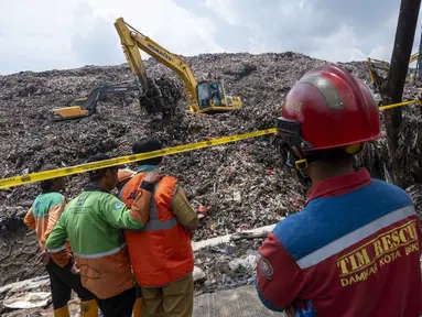 Tim penyelamat menggunakan alat berat untuk mencari korban longsor di Tempat Pembuangan Sampah Terpadu (TPST) Bantargebang, Bekasi, Jawa Barat, pada 9 Maret 2026. Longsor melanda kawasan Zona 4 Tempat Pembuangan Sampah Terpadu (TPST) Bantargebang, Kota Bekasi, Jawa Barat. (BAY ISMOYO/AFP)