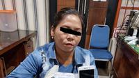 NH kepergok menyelundupkan ponsel ke lapas Sidoarjo. (Dian Kurniawan/Liputan6.com)