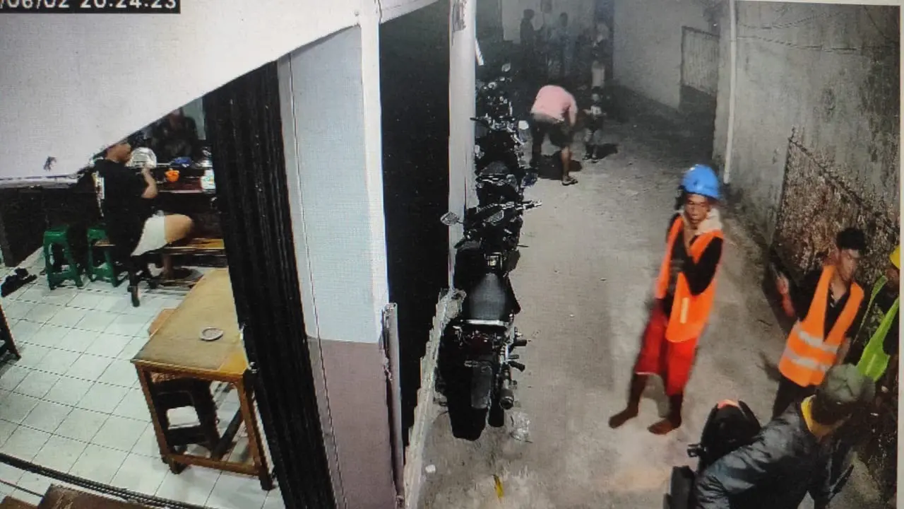 Rekaman CCTV aksi pencurian modul BTS.