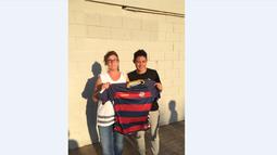 Evan Dimas Darmono disambut fan klub Katalan, UE Llagostera, saat hadir pertama kali di markas klub anggota Divisi Dua Spanyol tersebut. (Dok. pribadi)