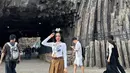 Jalan-jalan di Disney, Lyodra memilih mengenakan atasan lengan panjang putih dipadukan mini skirt pleated coklat dan sabuknya serta sneakersnya. Tampil cute dengan bando Minnie Mousenya. [@lyodraofficial]