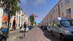 Di sejumlah tempat dengan gampang bisa menemukan ornamen-ornamen berbau Belanda dan Euro 2020. Salah satunya di kawasan Duindorp, Den Haag yang disulap menjadi kawasan serba jingga jelang Euro 2020. (Foto: Bola.com/Tito Sianipar)