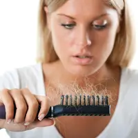 Kenapa Rambut Rontok Berlebih Meski Masih Remaja? (InezBazdar/Shutterstock)