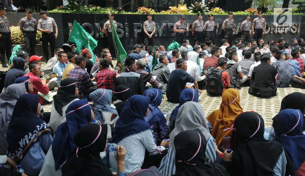 Puluhan Aliansi  Mahasiswa, Pemuda dan Masyarakat  yang mengatasnamakan pecinta Tuan Guru Bajang (TGB) atau Gubernur NTB TGH Zainul Majdi melakukan aksi damai membaca yasin di depan gedung KPK, Jakarta, Selasa (25/09).(merdeka.com/dwi narwoko)