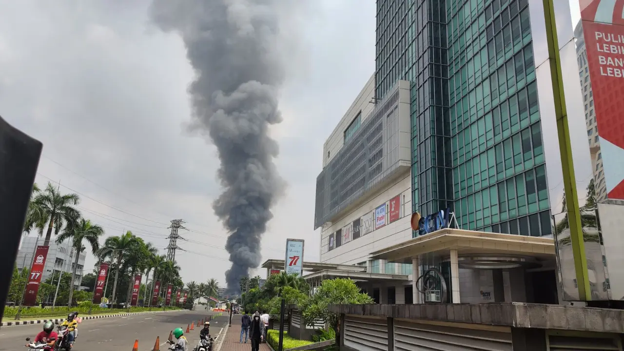Kebakaran terjadi di Jalan Simprug Golf 2, Kebayoran Lama, Jakarta Selatan, Minggu (21/8/2022) siang (Liputan6.com/Thomas)