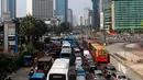 Dari kawasan ini tampak mobil-mobil pribadi terjebak macet akibat imbas unjuk rasa buruh di Bundaran HI, Kamis (1/5/14). (Liputan6.com/Johan Tallo)