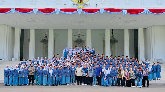 Ratusan pelajar Forum OSIS Jawa Barat (FOJB) berkunjung ke Istana Kepresidenan Jakarta dan bertemu langsung dengan Presiden Prabowo.