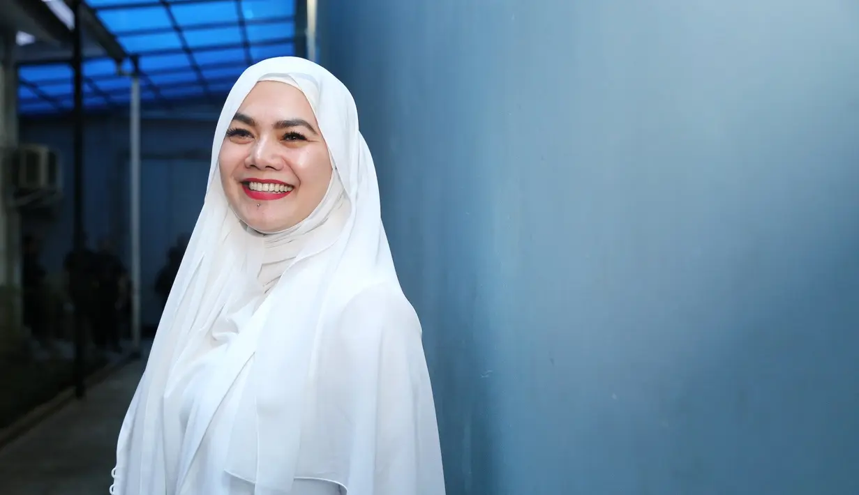Sarita akhirnya memutuskan untuk mencabut gugatan cerainya untuk Faisal Haris sementara waktu. Meski demikian bukannya dirinya berhenti mempedulikan kisah cinta suaminya dengan Jennifer Dunn. (Adrian Putra/Bintang.com)