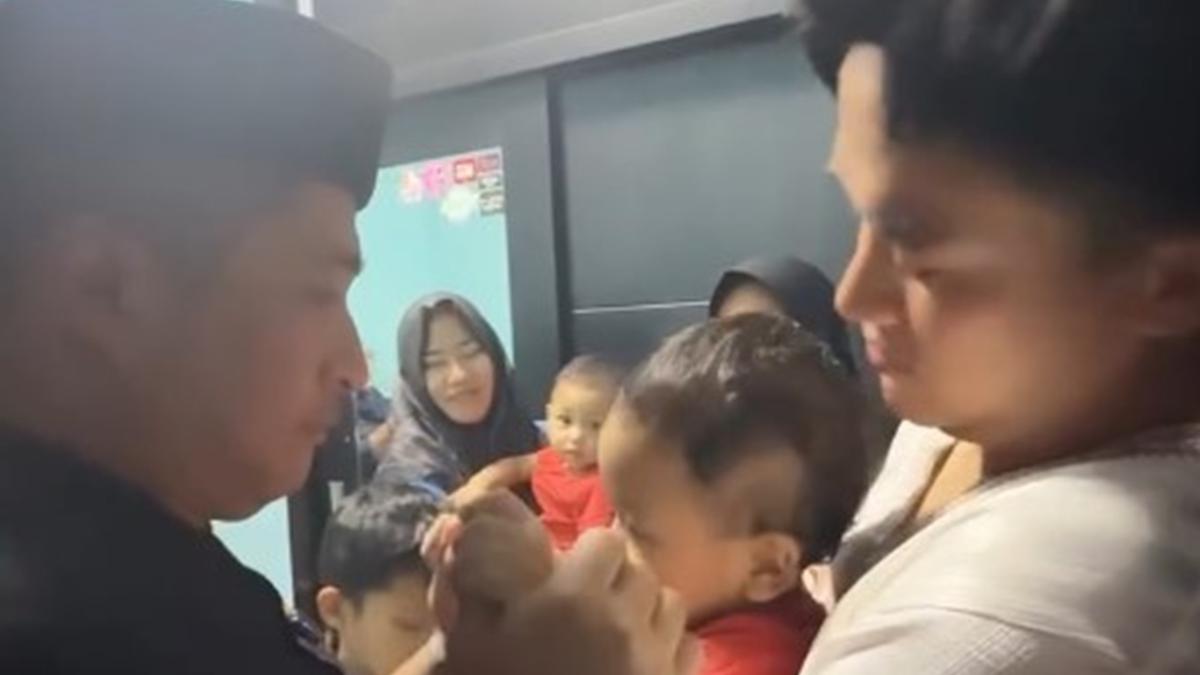 6 Momean Irfan Hakim dan Anwar BAB Gendong Anak Mpok Alpa di Tahlilan 7 Hari