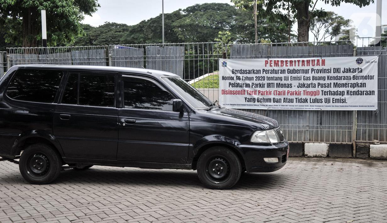Mobil melintasi spanduk pemberitahuan penerapan tarif disinsentif di Parkir IRTI Monas, Jakarta, Rabu (15/2/2023). Sebanyak 11 lokasi penerapan tarif disinsentif antara lain Pelataran Parkir IRTI Monas, Lingkungan Parkir Blok M, Pelataran Parkir Samsat Jakarta Barat, Lingkungan Pasar Mayestik, Plaza Interkon, Park and Ride Kalideres, Gedung Parkir Istana Pasar Baru, Gedung Parkir Taman Menteng, Park and Ride Lebak Bulus, Pelataran Parkir Taman Ismail Marzuki, dan Park and Ride Terminal Kampung Rambutan. (merdeka.com/Iqbal S. Nugroho)