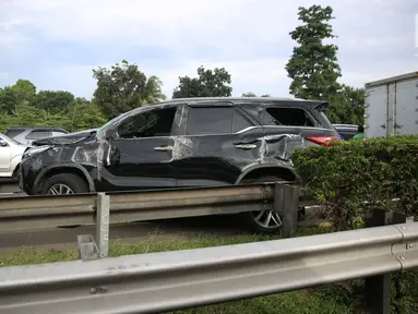 Sebuah mobil Toyota Fortuner hitam terlibat kecelakaan dengan truk boks Colt Diesel di tol Jagorawi, Kamis (28/12). Kecelakaan tersebut terjadi tepatnya di KM 23 arah Jakarta. (Liputan6.com/Angga Yuniar)