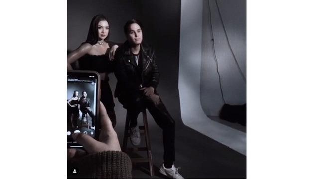 7 Gaya Pemotretan Angela Gilsha dan Mischa Chandrawinata, Curi Perhatian