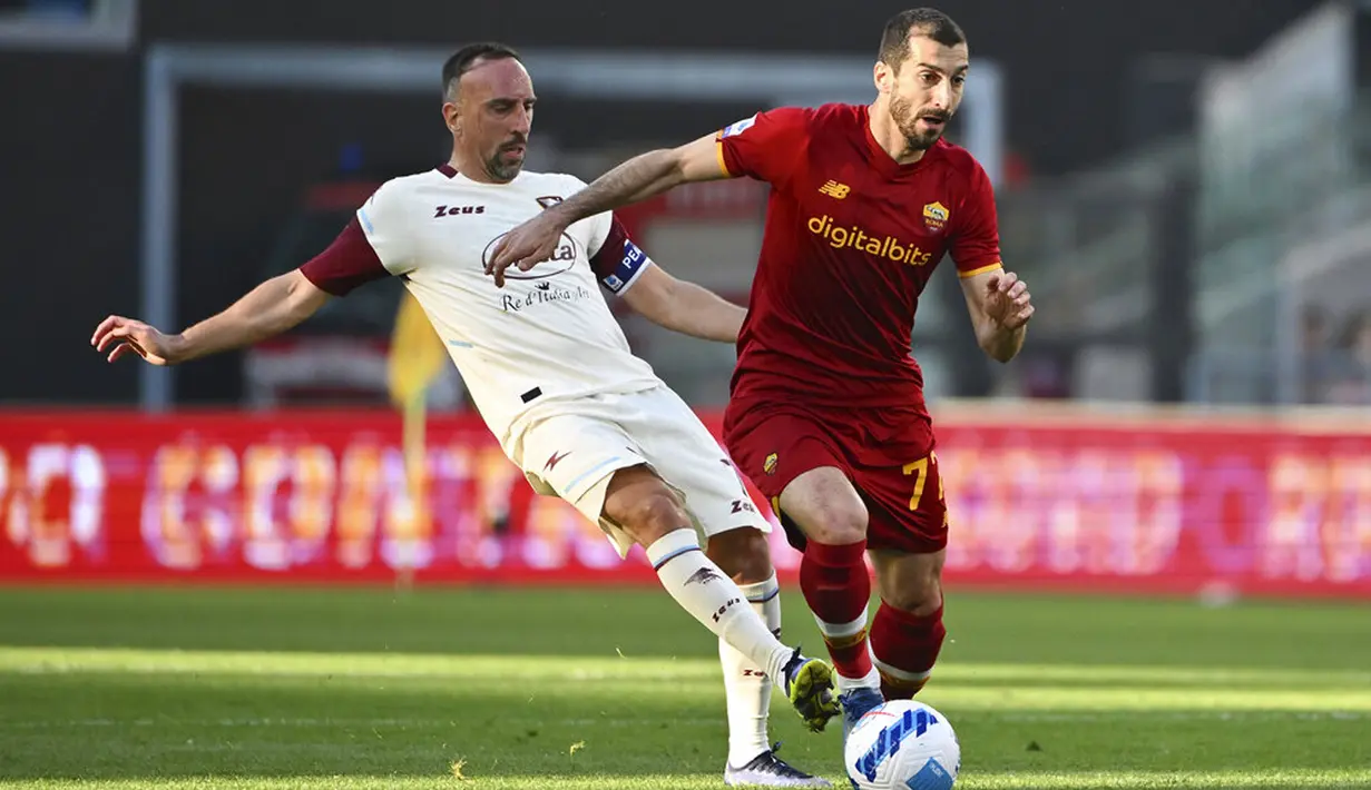 Pemain AS Roma Henrikh Mkhitaryan (kanan) memperebutkan bola dengan pemain Salernitana Franck Ribery pada pertandingan sepak bola Serie A di Olympic Stadium, Roma, Italia, 10 April 2022. AS Roma menang dramatis 2-1. (Alfredo Falcone/LaPresse via AP)