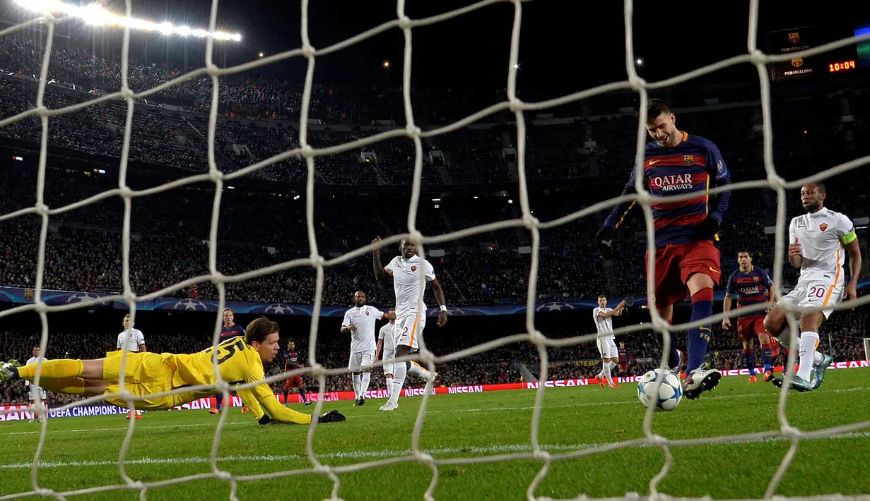 Gerard Pique saat mencetak gol kelima ke gawang AS Roma dalam laga Grup E Liga Champions di Stadion Camp Nou, Barcelona, Rabu (25/11/2015) dini hari WIB. (AFP Photo/Lluis Gene)