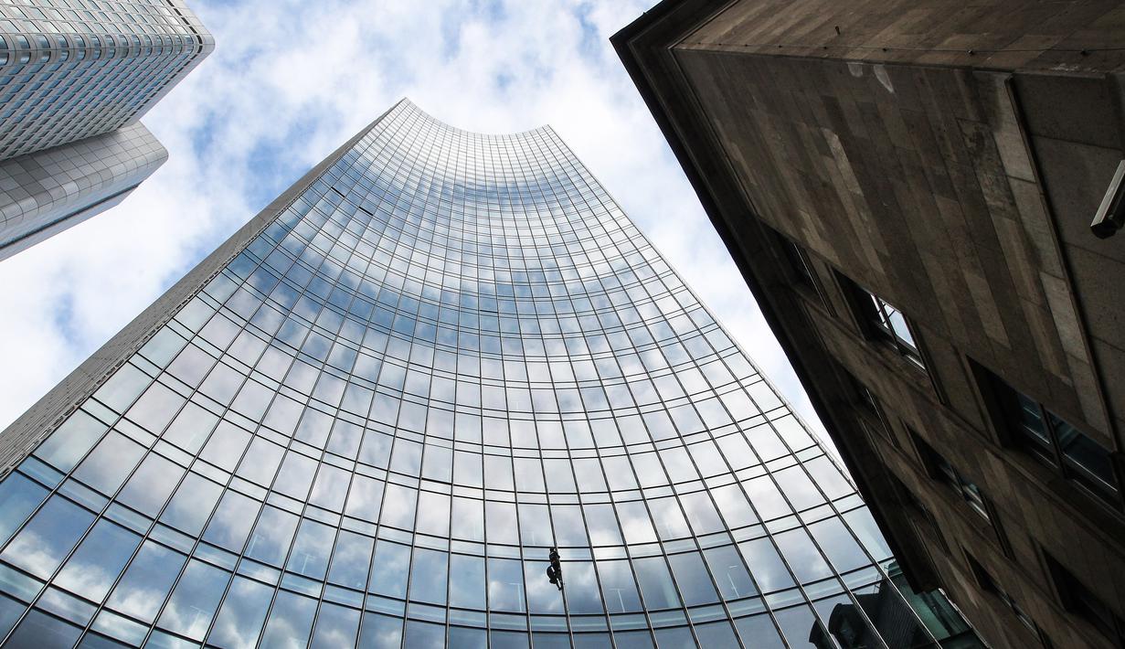 Pendaki kota Prancis, Alain Robert saat berusaha memanjat gedung XYZ di Frankfurt am Main, Sabtu (28/9/2019). Pria berusia 57 tahun itu memanjat gedung XYZ tanpa peralatan keselamatan. (AFP Photo/Daniel Roland)