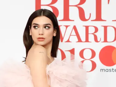 Penyanyi cantik Dua Lipa berpose untuk fotografer setibanya di karpet merah acara Brit Awards 2018 di O2 Arena, London, Rabu (21/2). Penyanyi berusia 22 tahun ini terlihat cantik dengan gaun ala princess yang dikenakannya. (Tolga AKMEN / AFP)