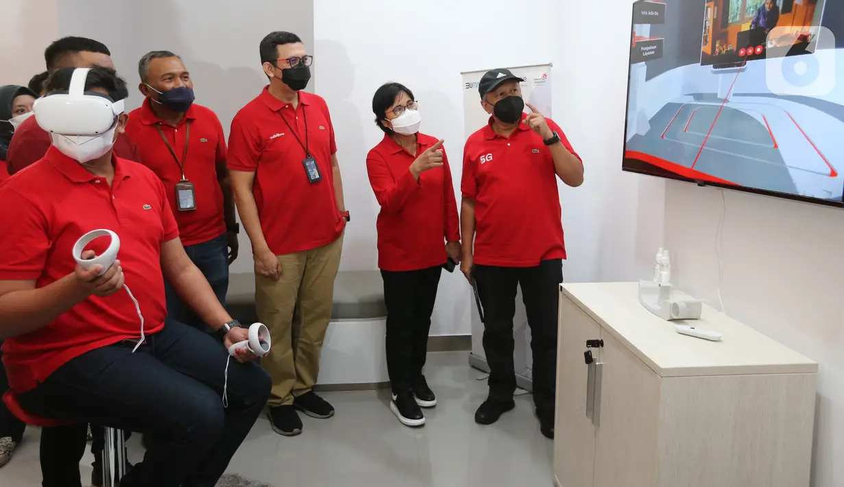 Pelanggan berkonsultasi dengan bagian Layanan Pelanggan di sela-sela peluncuran inovasi Plasa Telkom Digital untuk pelanggan IndiHome di Meta Plasa Telkom di Jakarta Utara, Kamis (12/5/2022). PT Telkom Indonesia (Persero) Tbk meluncurkan inovasi Plasa Telkom Digital pertama untuk pelanggan IndiHome di Jalan Yos Sudarso, Jakarta Utara yang memiliki Meta dan MyGrapari sebagai layanan one stop service. (Liputan6.com/Fery Pradolo)