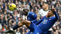 Bek tengah Tottenham Hotspur, Cristian Romero diapit dua pemain belakang Chelsea, Kalidou Koulibaly dan Wesley Fofana dalam lanjutan Premier League 2022/2023, Minggu (26/2/2023) (AFP/Justin Tallis)