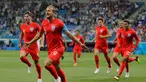 Pemain Inggris, Harry Kane (depan kiri) melakukan selebrasi usai mencetak gol ke gawang Tunisia dalam penyisihan Grup G Piala Dunia 2018 di Volgograd Arena, Volgograd, Rusia, Senin (18/6). Dua gol Kane bawa Inggris menang 2-1. (AP Photo/Sergei Grits)