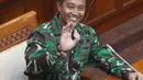 KSAD Jenderal TNI Andika Perkasa melambaikan tangan sebelum menjalani uji kelayakan dan kepatutan calon Panglima TNI di gedung DPR, Jakarta, Sabtu (6/11/2021).  Andika Perkasa menjadi calon kuat pengganti Marsekal Hadi Tjahjanto yang pensiun bulan ini. (Liputan6 com/Angga Yuniar)