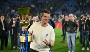 Pelatih Inter Milan Cristian Chivu mengangkat trofi Coppa Italia (AFP)
