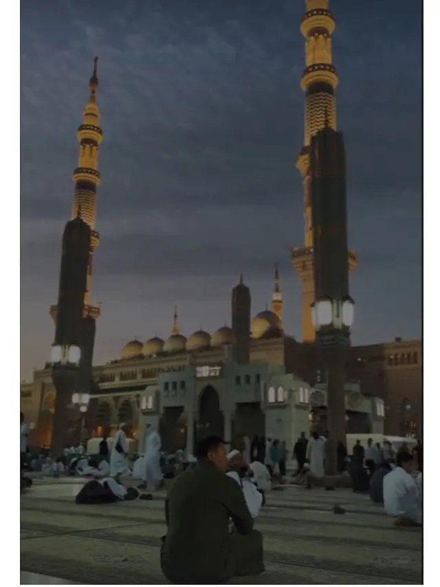7 Potret Darma Mangkuluhur Umrah Bareng Sang Ayah Tommy Soeharto, Tampil Gagah